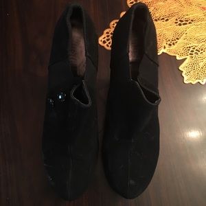 Black ankle heel boot w/ buttons on the side